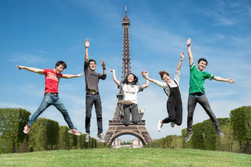 Etudiants devant Tour Eiffel