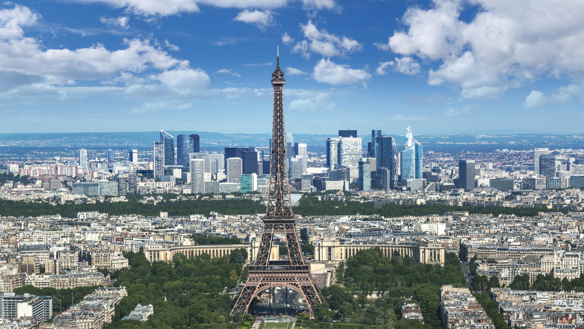 Tour Eiffel devant quartier Défense