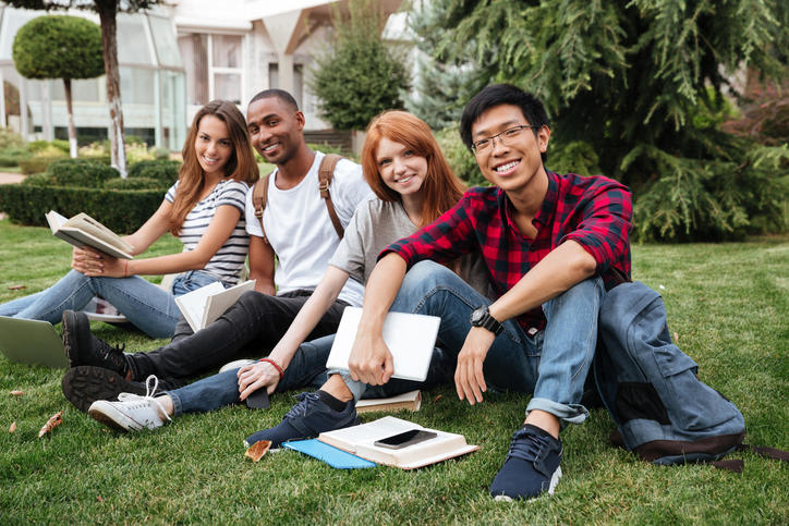 Etudiants dans parc